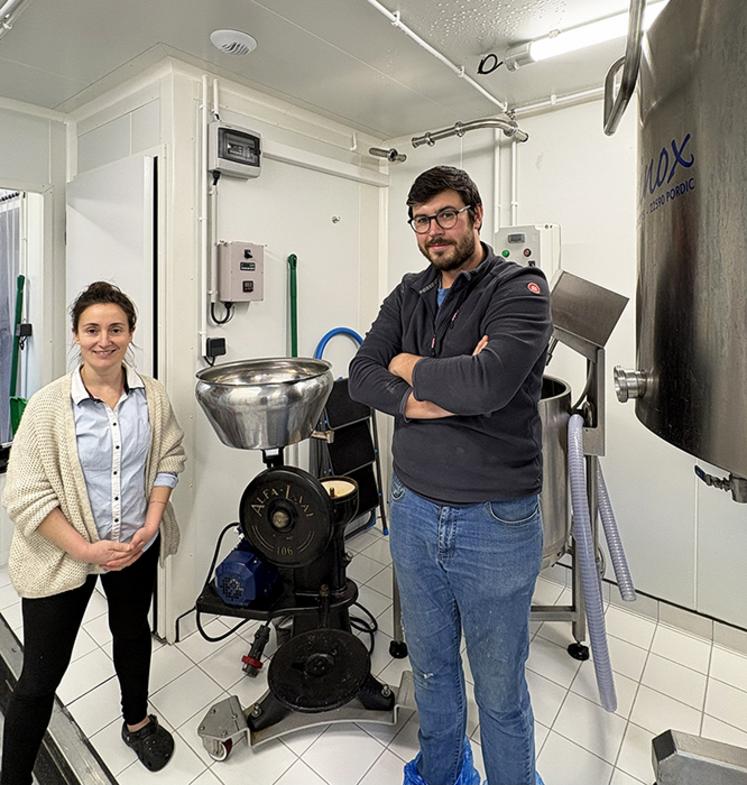 Mélanie Kerjan transforme le lait bio des jersiaises de Sébastien Cabot en yaourts, skyr et beurres artisanaux, vendus aux restaurateurs, sur les marchés et dans des enseignes spécialisées en produits locaux.