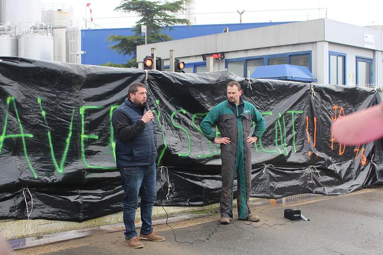 Action pour défendre le prix du lait devant le site de Danone à Ferrières-en-Bray.