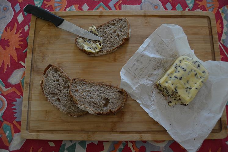 Pour les gourmands, le beurre salé aux pépites de chocolat accompagné d’un très bon pain vaut tous les goûters.