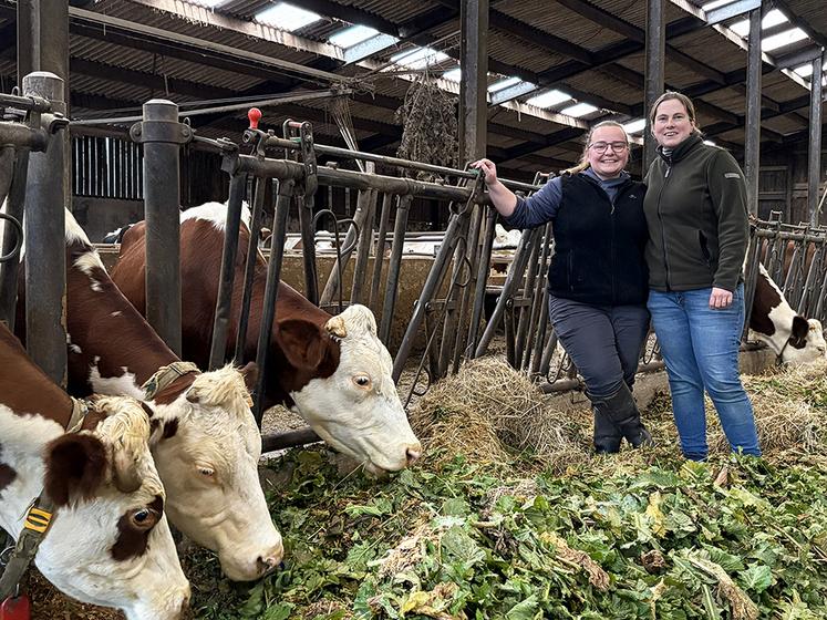 Émeline Vallery (à gauche) et Aurélie Bernard prépareront de délicieuses bûches glacées pour les fêtes de Noël, avec le bon lait des montbéliardes.