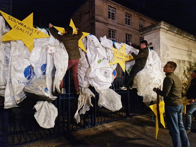 Des big-bags sont accrochés sur les grilles de la préfecture pour exprimer le refus de la future taxe sur les engrais.
