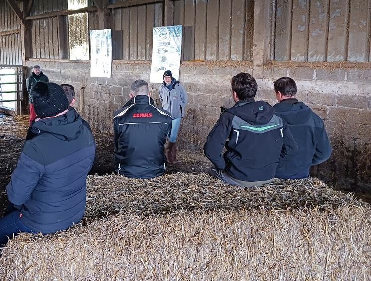 L'une des conseillères des Chambres d'agriculture de Normandie présentant des solutions concrètes pour économiser eau et énergie en élevage.