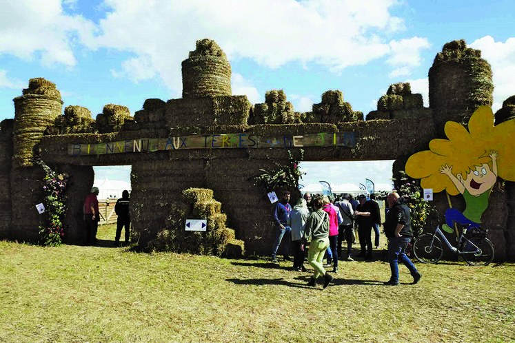Sous les barnums dressés près de l’A28, des milliers de visiteurs ont célébré l’agriculture autour des Jeunes agriculteurs de Seine-Maritime.