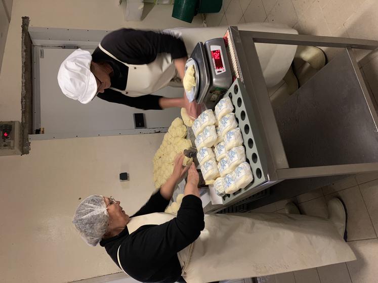 Sophie (à g.) et Marie-Paule, salariées, sont à la transformation et à la vente.