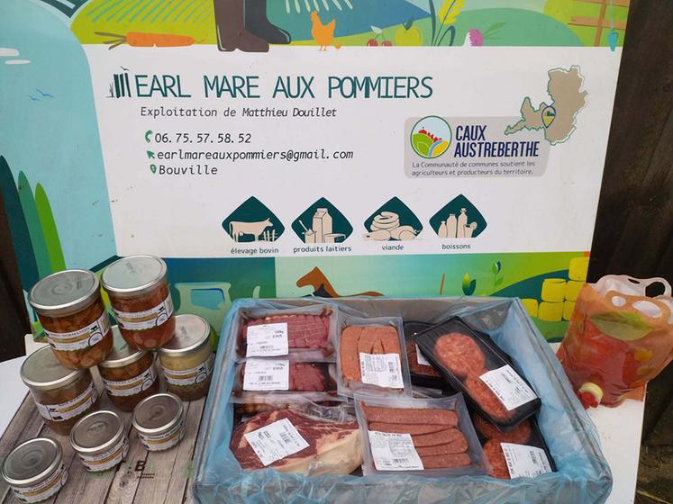 Les produits de Matthieu Douillet en vente directe : terrines, bocaux, caissettes de viande et cubis de jus de pomme.