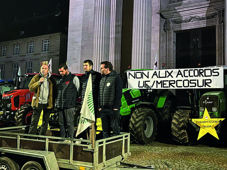 Les réseaux FNSEA et JA, de l’Eure et de la Seine-Maritime, mobilisés à Rouen pour défendre l’agriculture française.