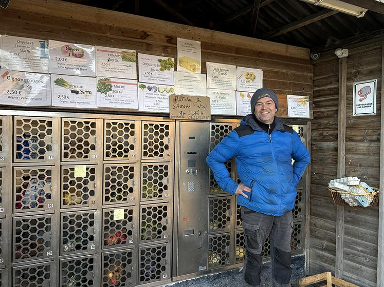 Pierre Verhalle devant le premier distributeur de légumes situés à l’entrée de la ferme.