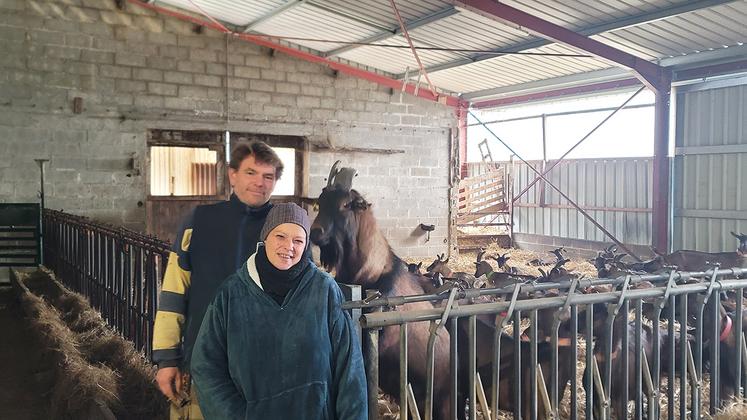 Marie Lejeune et Jérôme Lesueur ont aménagé l’ancien bâtiment de la ferme pour regrouper la salle de traite, la laiterie et le magasin : tout est à portée de main, le lait ne voyage plus, et le travail quotidien est plus fluide.