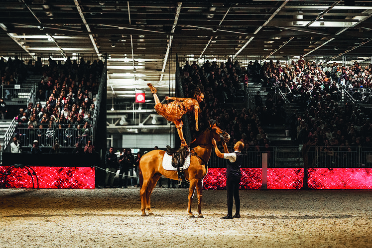 Hassen Bouchakour, Peyo et Chloé Apfel reliée à un fil.