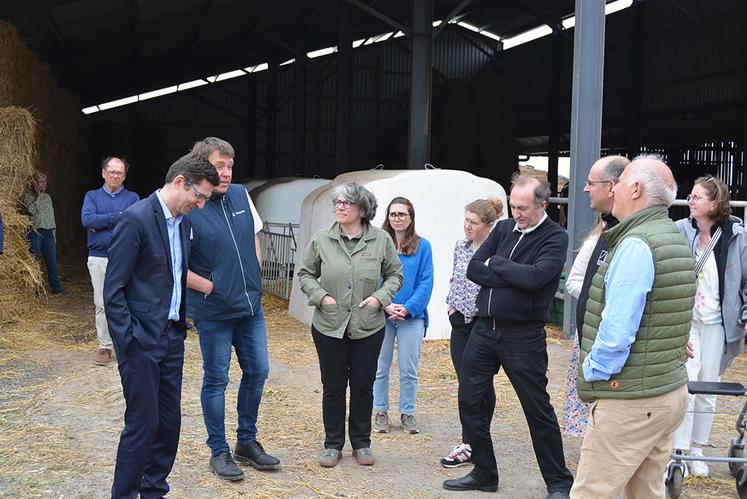 Rencontre avec la sous-préfète de Dieppe dans une exploitation laitière.