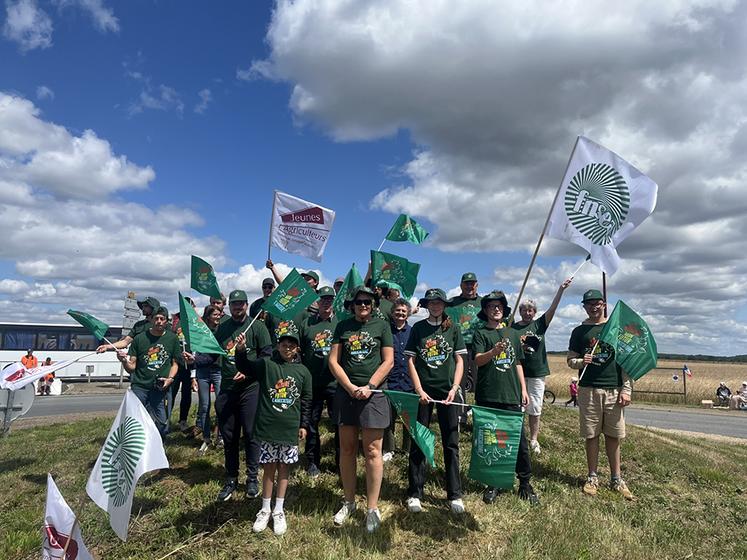 L’équipe de la FNSEA 76 et de JA 76 bien décidée à faire rayonner l’agriculture lors du passage du Tour de France.