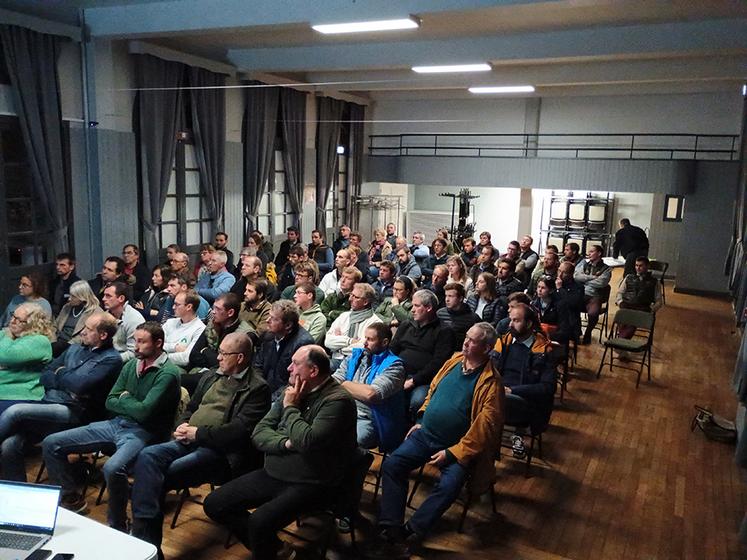 Plus de 100 personnes se sont rassemblées à Tôtes pour écouter les explications du GDMA 76 sur la situation sanitaire.