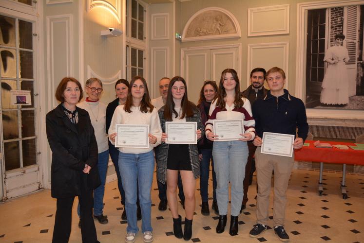 Les Bac pro CGEA avec leur professeur de français, Nathalie Gilot.