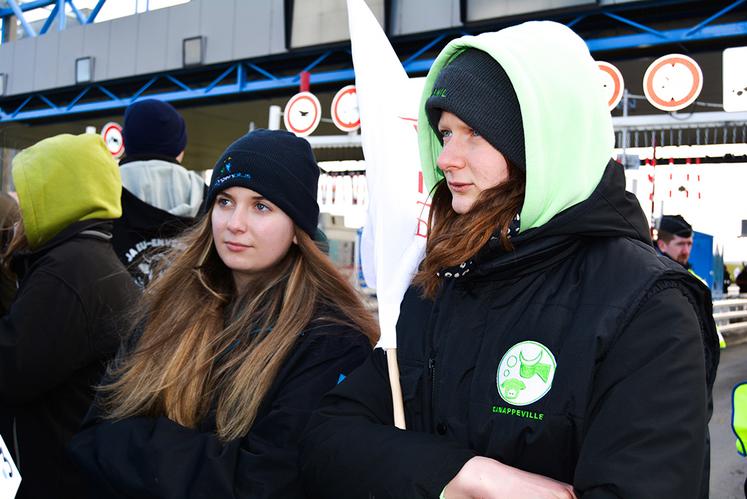 Alice Hennetier (à droite), en formation élevage laitier avec transformation au CFA de Canappeville (Eure), s'est mobilisée par crainte de l'accord de libre-échange. « J'ai peur qu'avec cet accord nous ne puissions à l'avenir plus vendre nos produits agricoles en raison des prix. »