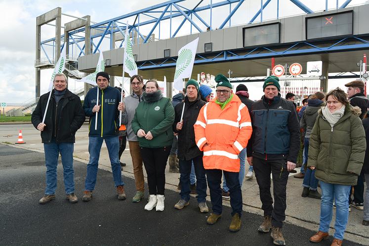 Anne-Marie Denis, présidente de la FRSEA de Normandie, entourée d'agriculteurs, adhérents de la FNSEA 76 et d'élus.