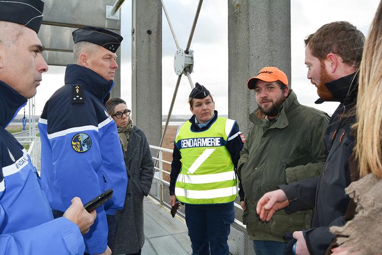 Emmanuel Roch, président de JA Normandie, et Jérôme Malandain, président de JA 76, se sont entretenus avec les autorités présentes pour installer le barrage filtrant.
