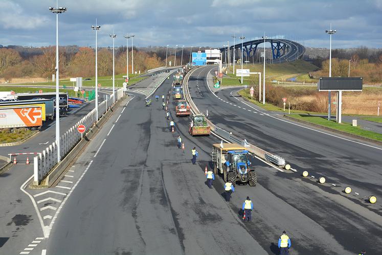 Samedi 10 janvier, dès 13 h, une trentaine de tracteurs a convergé vers le péage du pont de Normandie et, en approche, le barrage filtrant s'est organisé. La mobilisation a été très encadrée par la Gendarmerie nationale.