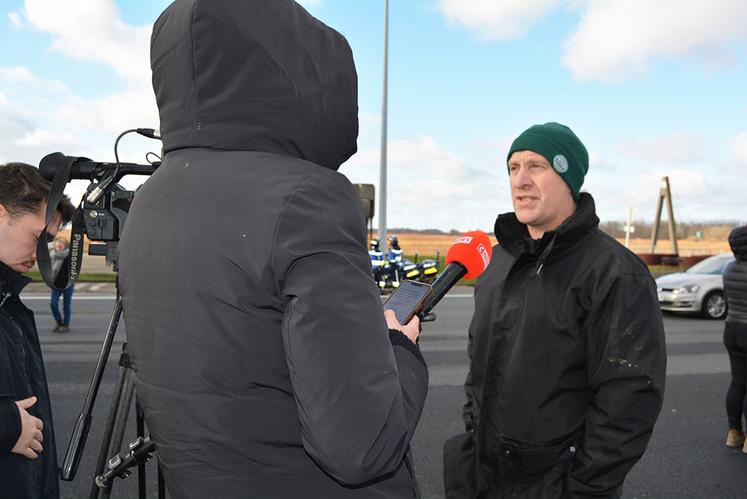 Franck Grémont, président de la section laitière de la FNSEA 76, répond aux questions de Cnews. La presse a été très présente pour l'occasion (France 3, BFM, LCI, RTL, mais aussi la presse quotidienne régionale, nationale et les radios).