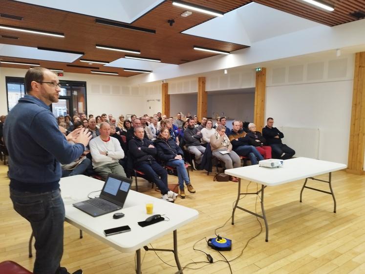 Anthony Crépin, de l'AGC (Association gestion comptabilité) voisine AS 60, s'est chargé d'informer les adhérents présents à Allouville-Bellefosse.