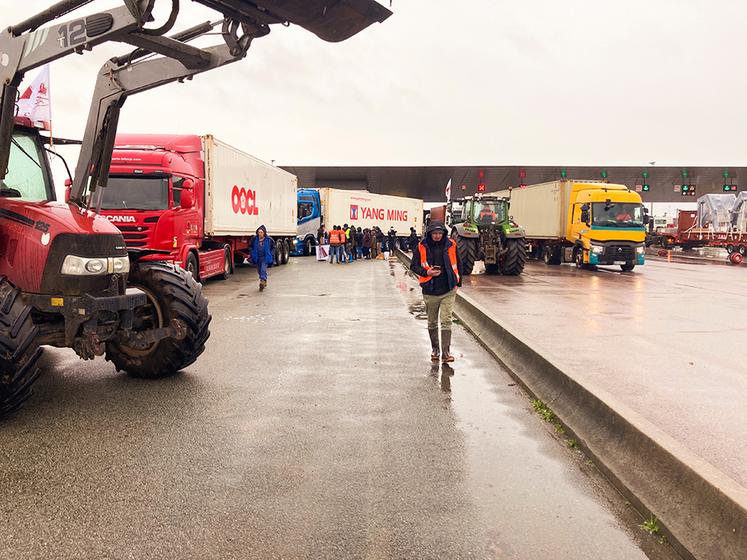 Le réseau a continué toute la journée de lundi à filtrer les camions et les déconvenues sont au rendez-vous.