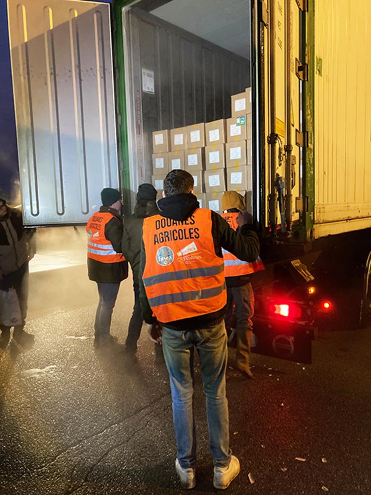 Dès le lundi matin, les premiers contrôles de marchandises ont commencé sur le port : prise de température, inspection des bons de livraisons, etc.