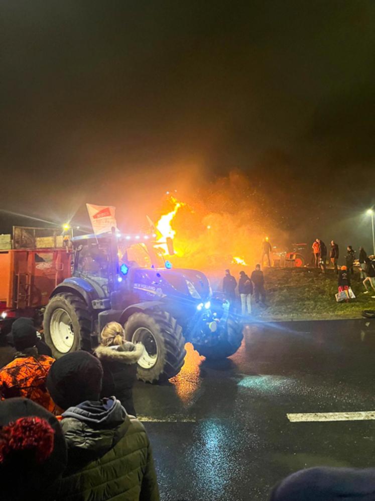 Au port du Havre, le campement s'est organisé. Les équipes se sont relayées trois jours durant. Les deux nuits ont été fraîches et courtes mais la motivation n'a pas fléchi.