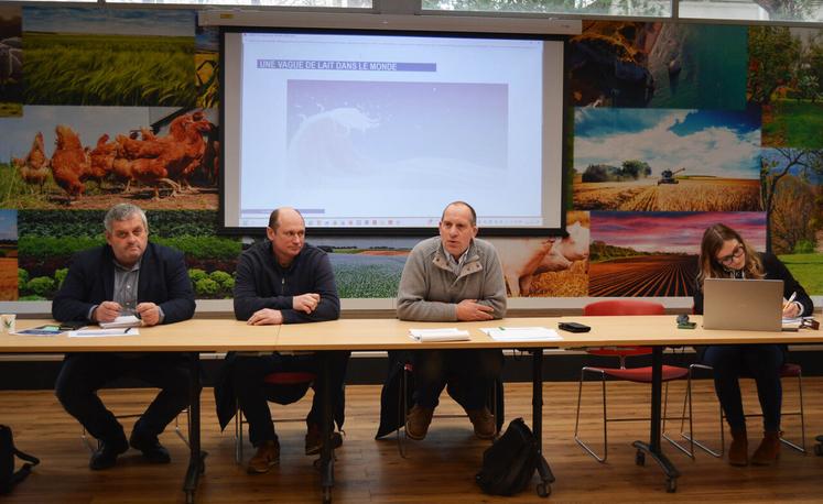 De g. à d. : Stéphane Joandel, secrétaire général de la FNPL, Jérôme Coulombel, nouveau vice-président de la section laitière de la FNSEA 76, et Franck Grémont, son président réélu à l'unanimité.