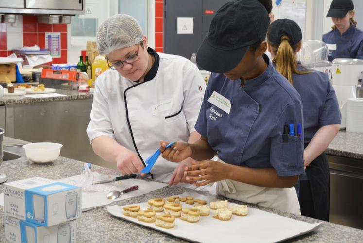 Émilie Martineau et Kathleen Henri remportent le 1er prix avec "Mon cœur".