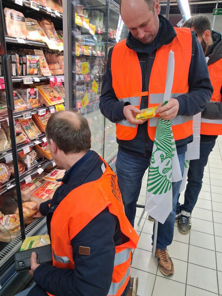L'inspection des yaourts et fromages est minutieusement réalisée par Franck Grémont et Jérôme Colombel, éleveur à Monchy-sur-Eu.
