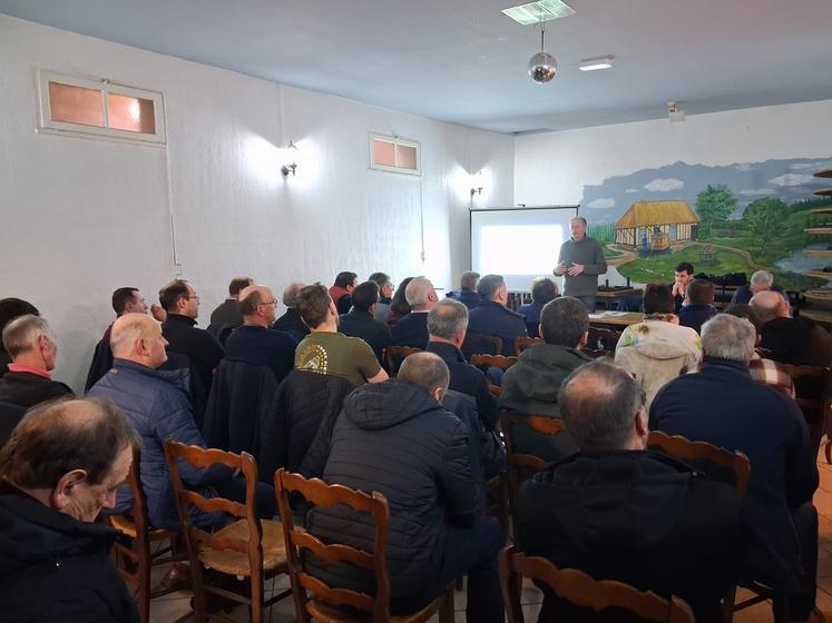 Une cinquantaine de producteurs laitiers étaient présents à l'assemblée générale à Auffay.