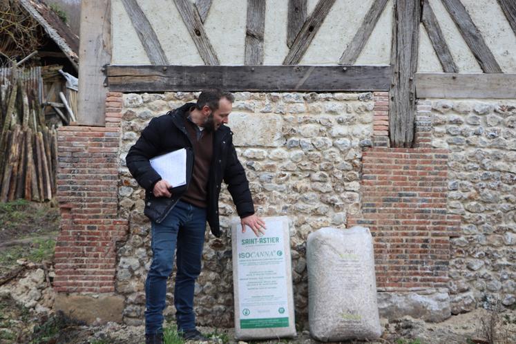 Le chanvre est un matériau de plus en plus utilisé en BTP, notamment pour l'isolation. Bertrand Victoire de Taille, pierres et traditions (Falaise) recourt au chanvre pour la restauration de patrimoine.