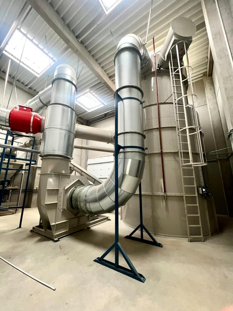 Un gros aspirateur permet de récupérer les anas  et les poussières.