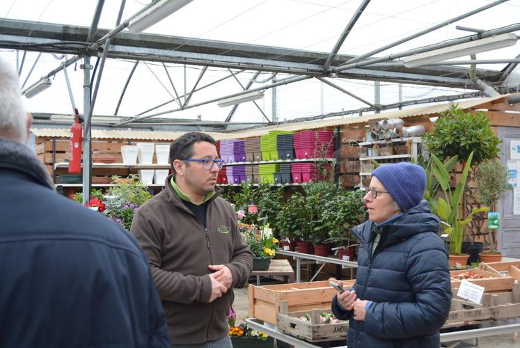 Cyril Lucas explique à Cécile Sineau-Patry avoir investi dans un déshumidificateur pour protéger ses cultures du botrytis et garantir sa stratégie de protection biologique intégrée qui nécessite des auxiliaires pour combattre les ravageurs.