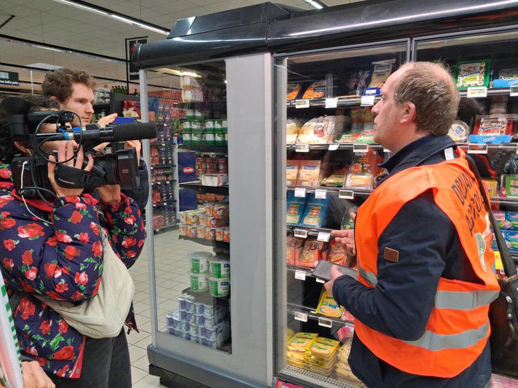 Franck Grémont, éleveur laitier à Gouchaupré et président de la section laitière de la FNSEA 76, explique à la presse la situation économique des producteurs et la raison de ces visites  en GMS.