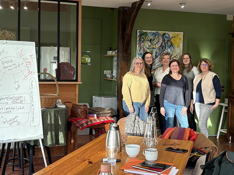 Marjorie Lambert (au centre), entourée de Anne, Fanny, Claire, Nadine et Céline, toutes venues travailler au Nichoir à la création de leur micro-entreprise.
