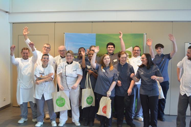 Les six binômes et Yvon Lormier, enseignant en chocolaterie et pâtisserie.