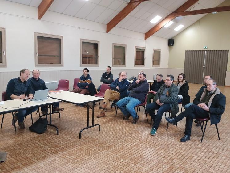 Franck Grémont et Jérôme Coulombel expliquent la démarche engagée par la FNSEA 76 pour obtenir de RTE une revalorisation des indemnisations.