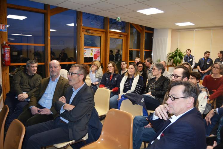 Une cinquantaine de personnes a assisté à l'assemblée générale de Réagir 27-76 à Saint-Paër parmi lesquelles Grégoire Petit, président de la MSA Haute-Normandie.