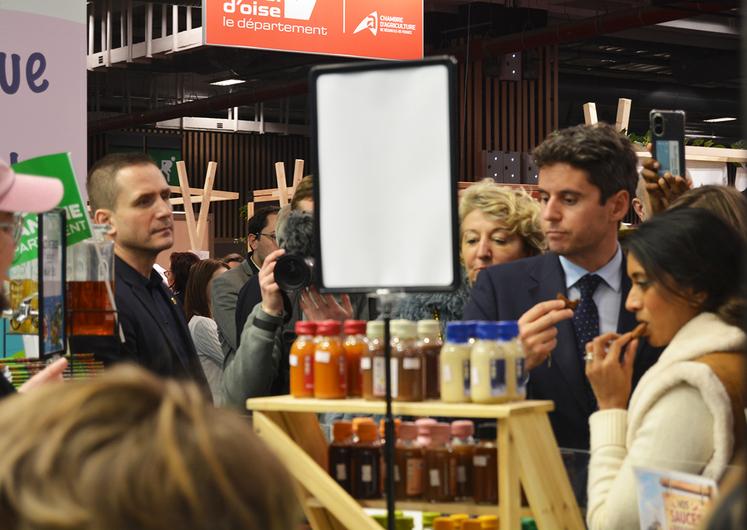 Sur le stand de la Normandie, Gabriel Attal, ancien Premier ministre.