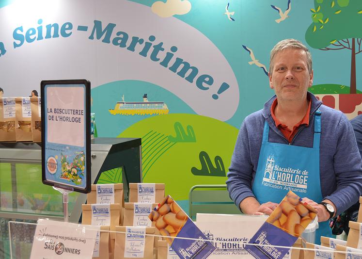 Paul Morin, fondateur de la Biscuiterie de l’Horloge (plateau nord de Rouen), présente ses biscuits artisanaux 100 % normands.