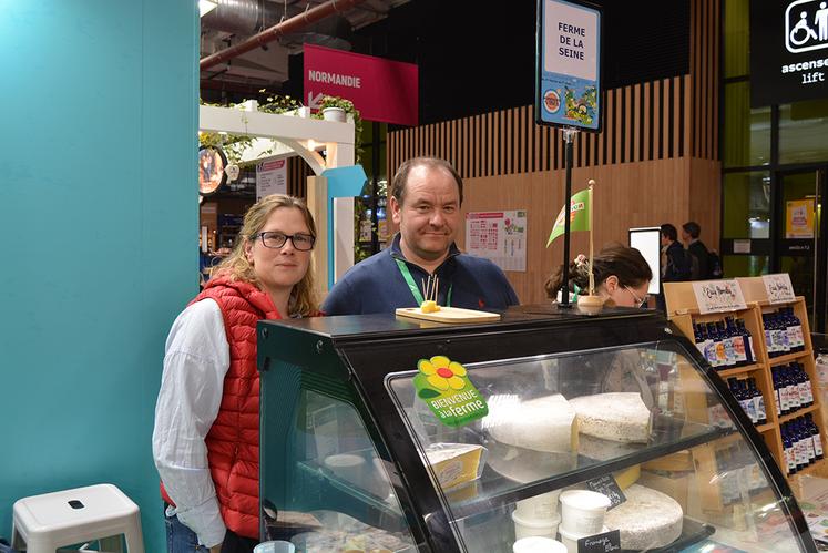 À Saint-Pierre-de-Manneville, Aurélie et Jean-Charles Bernard transforment le lait de leur Ferme de la Seine en fromages, crèmes, beurres et yaourts.