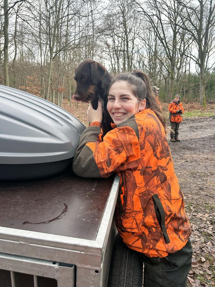 Marion Nail accompagnée de sa chienne Tornade : « Je fonce dans les fourrés sans fusil car je privilégie ma mobilité et par conséquent, la sécurité. »
