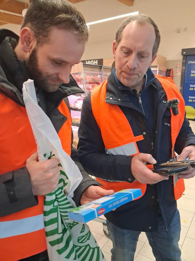 Mathieu Moens, éleveur à Martainville-Épreville, est également de la partie. 