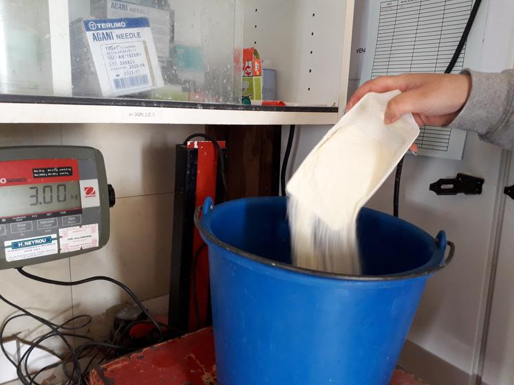 La quantité d'aliment d'allaitement ajoutée est pesée ou bien étalonnée avec un ustensile.
