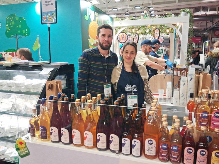 Grégoire et Valérie Delamare, de la cidrerie artisanale La Mare aux Pommes située à Carville-Pot-de-Fer, font découvrir leurs cidres et jus de pomme bio infusés à froid.