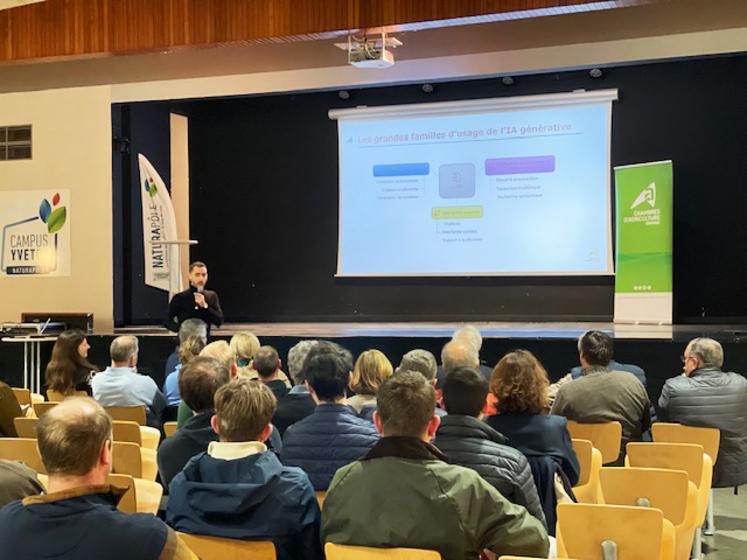 Dans l'amphithéâtre du campus Naturapôle d'Yvetot, le 22 janvier dernier, une soixantaine d'agriculteurs est venue s'informer sur l'IA.
