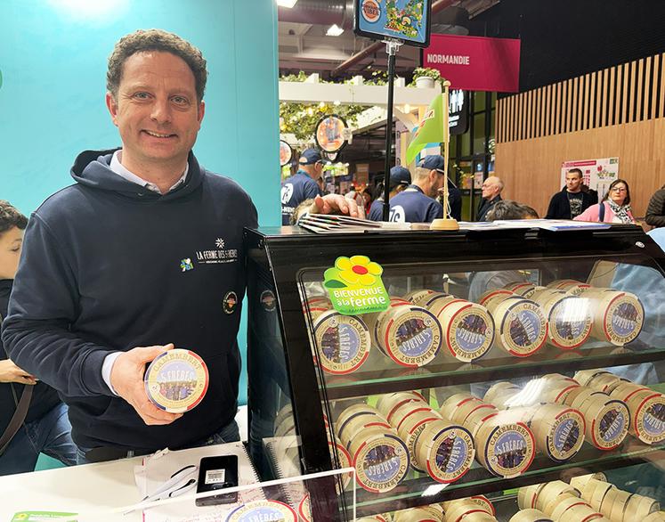 Charles Bréant de la Ferme des 5 Frères avec son camembert.