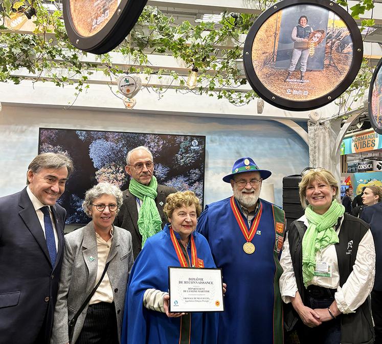 De g. à d. : Bertrand Bellanger, président du Département, Cécile Sineau-Patry, vice-présidente du conseil départemental en charge de la ruralité et de l'agriculture, Arlette Dupuis, haut chambellan de la confrérie, Laurence Sellos, présidente de la Chambre départementale d'agriculture, et Jean-Benoît Albertini (au second rang), préfet de Normandie, lors de l'inauguration du stand du département sur le pavillon Normandie au Salon international de l'agriculture.