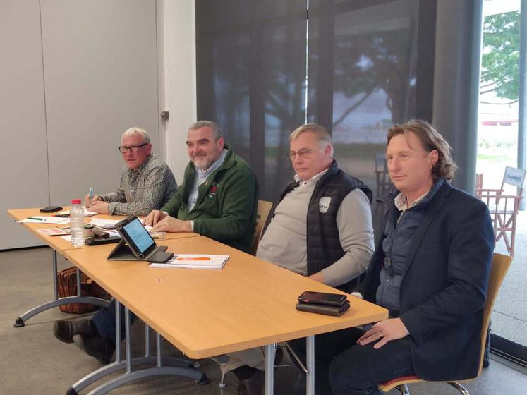 L'ouverture du congrès SNFM s'est faite par la section viticole et cultures pérennes représentée par Christophe Gallegary (1er à droite), aux côtés de Sébastien Delafosse, président de la SNFM (1er à gauche), Jean-Marc Davin et Denis Labri, 1er et 4e vice-présidents.