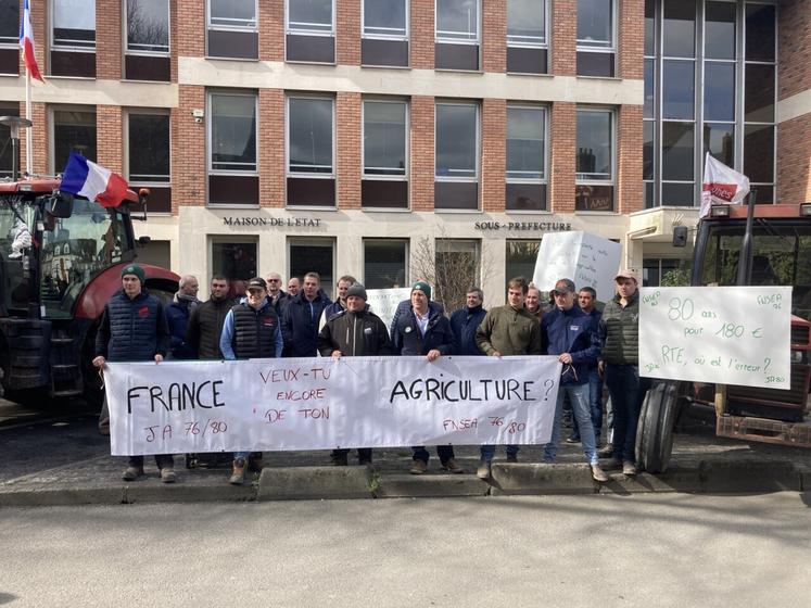 Trente exploitants de la Seine-Maritime et de la Somme pour rencontrer les représentants de l'état et de RTE.
